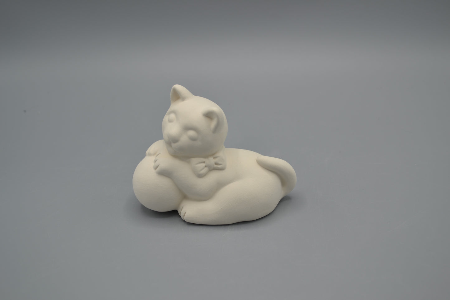 Gatto con palla in ceramica semilavorata GREZZA da dipingere